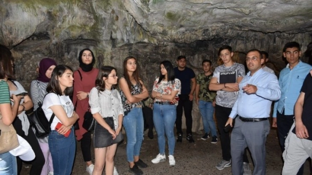 Tarsus'ta üniversiteye kayıt yaptıran öğrencilere şehir turu