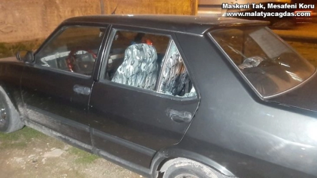 Taş ile camları kırılan otomobilden paralar çalındı