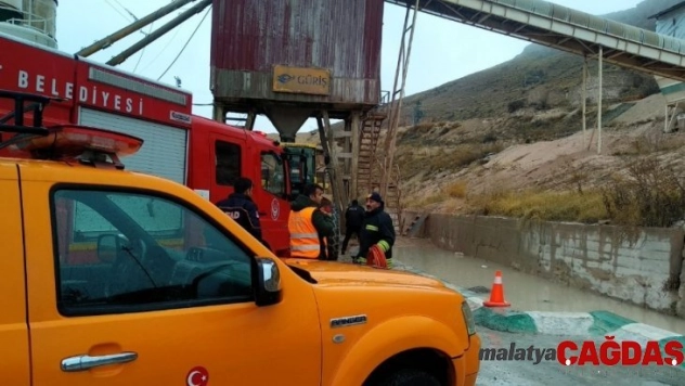 Taş kırma makinesine düşen işçi öldü