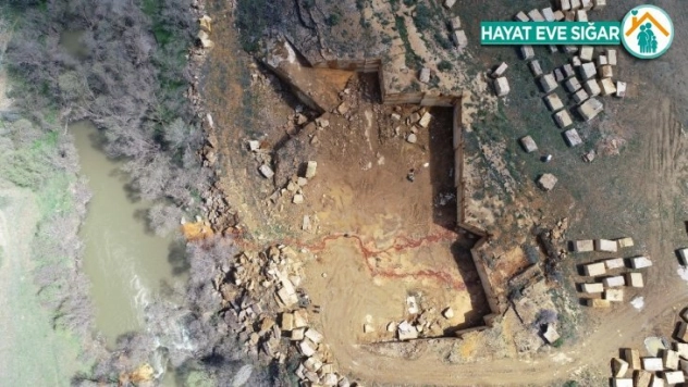 Taş ocağından termal su fışkırdı