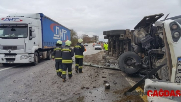 Taş yüklü kamyon devrildi