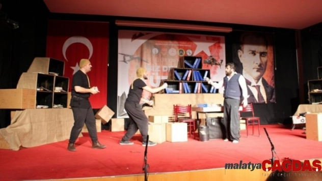 Tavşanlı'da 'En Büyük Haber' isimli tiyatro oyunu sergilendi