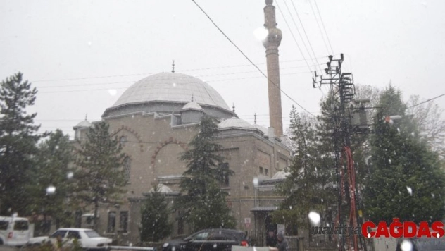 Tavşanlı'ya mevsimin ilk karı yağdı