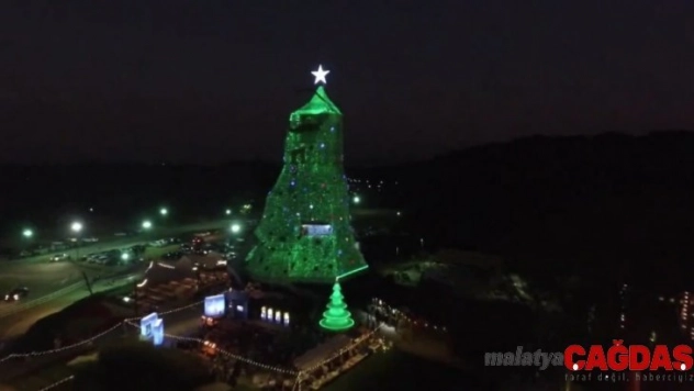 Tayland'da 100 bin plastik şişeden dev yılbaşı ağacı