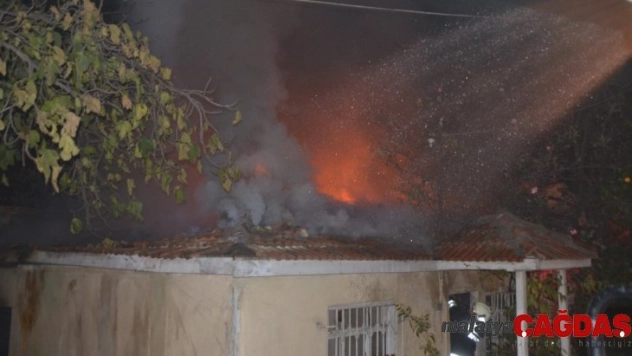 Tek katlı metruk binada çıkan yangın korkuttu