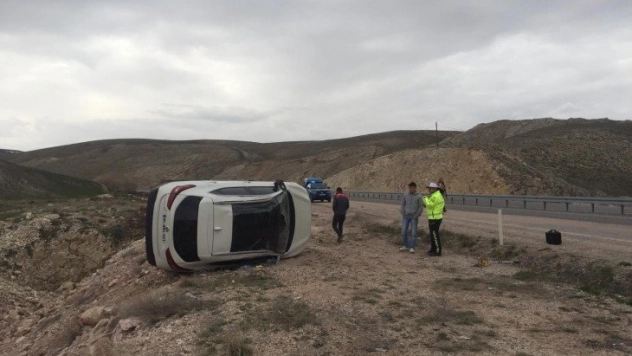 Tekeri patlayan araç takla attı 2'si ağır 5 yaralı