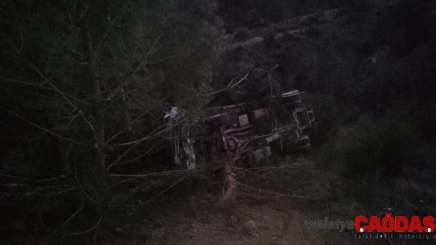 Tekeri patlayan kamyonet takla atıp şarampole uçtu