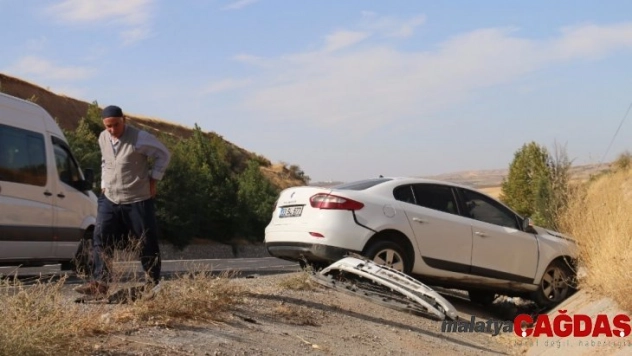 Tekeri patlayan otomobil şarampole yuvarlandı: 5 yaralı