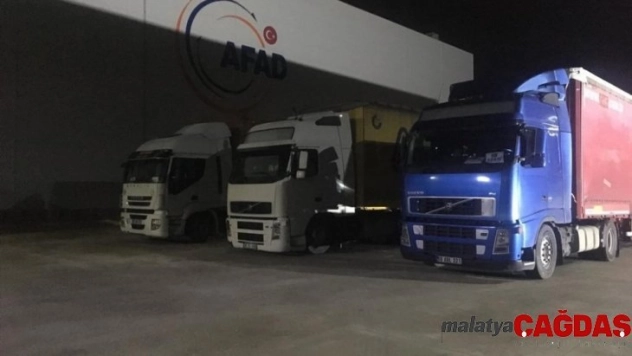 Tekirdağ'dan Arnavutluk'a 3 tır çadır gönderildi