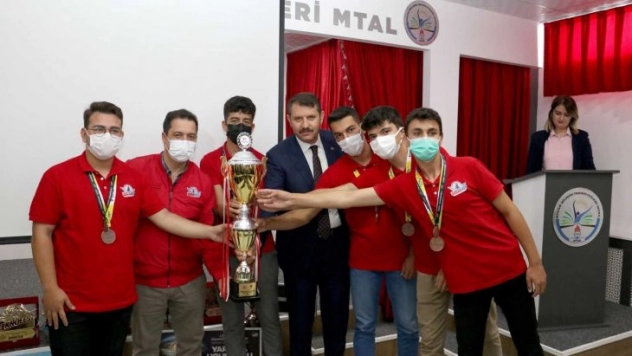 TEKNOFEST'e Damga Vuran Öğrencilere Ödül