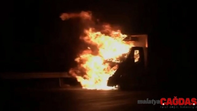 Tekstil yükü Kamyonet alevlere teslim oldu