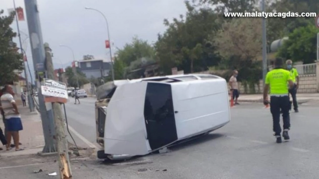 Telefon direğine çarpan otomobilin sürücüsü yaralandı