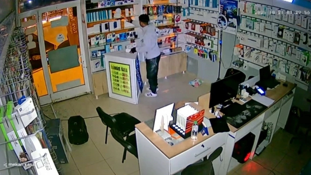 Telefoncunun camını kırıp içeri girdi: Seçerek malzeme çaldığı anlar kameraya yansıdı
