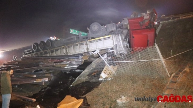 TEM'de bariyerlere çarpan tır şarampole yuvarlandı