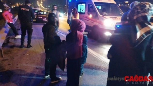 TEM'de makas atarak ilerleyen araç düğünden dönen iki otomobile çarptı: 3 yaralı