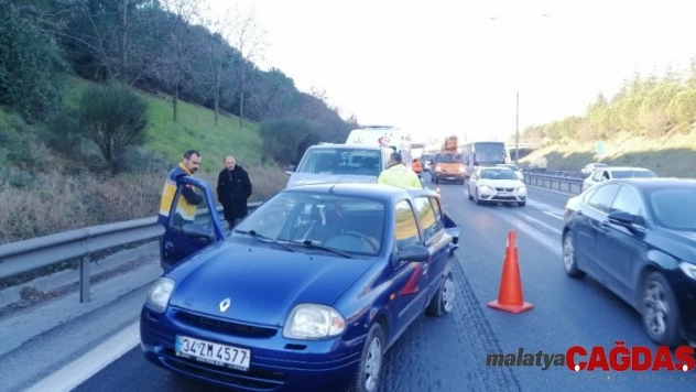 TEM'de minibüs otomobile çarptı: 1'i çocuk 3 yaralı