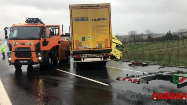TEM Otoyolu'nda tır rüzgarın etkisiyle bariyerlere çarptı