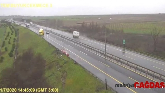 TEM Otoyolu'nu kilitleyen tır kazası kamerada