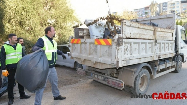Temizlik ekibi bu kez Küçük Çiğli Mahallesi'nde