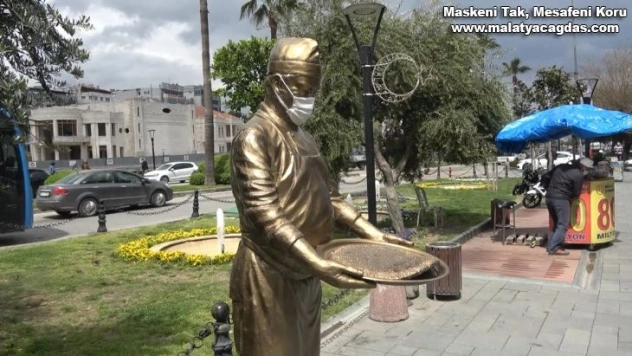 Tepsisi çalınan 'Künefeci Heykeli'' yeniden yapıldı