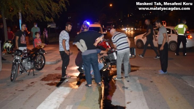 Ters yöne giren otomobil motosiklet ile çarpıştı: 3 yaralı