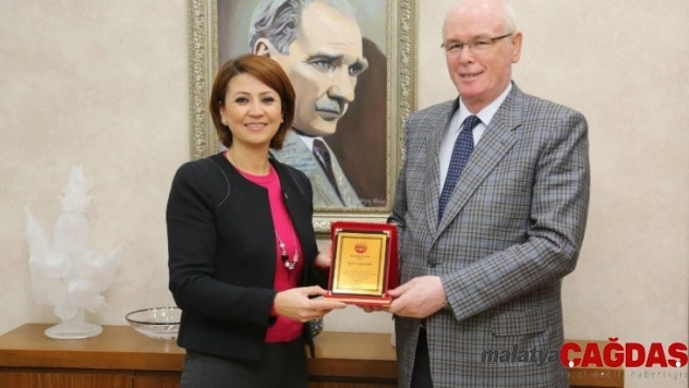 TEV'den Kazım Kurt'a teşekkür plaketi