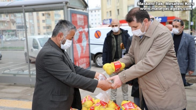 Tezgahtaki tüm limonları satın alıp satıcıyı evine gönderdi