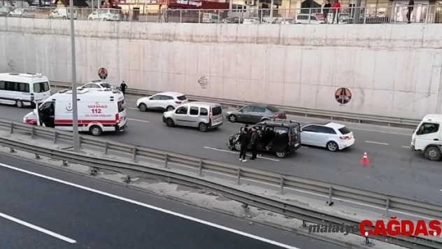 Ticari araç kamyona çarptı: 4 yaralı