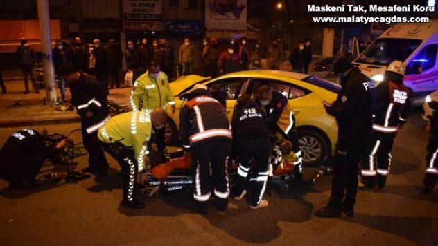 Ticari taksi aydınlatma direğine çarptı araçta sıkışan sürücü feci şekilde can verdi