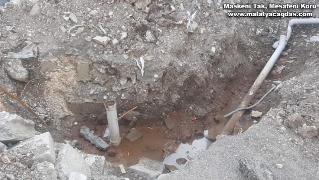 Tıkanan lağım borusuyla mahalleyi kokular sardı