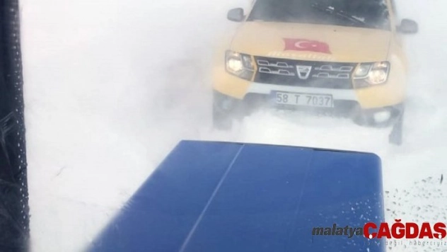 Tipide mahsur kalan ticari taksi ve sürücüsü kurtarıldı