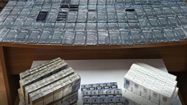 Tır'da kaçak telefon ve sigara ele geçirildi