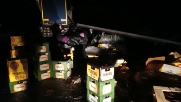 Tır devrildi, yoldan geçenler yardıma koştu