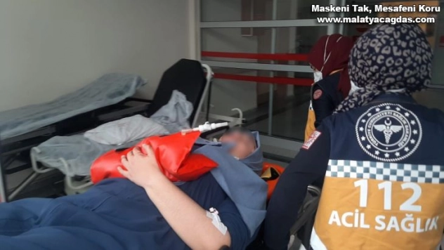 Tır ile hafif ticari araç çarpıştı: 4 yaralı