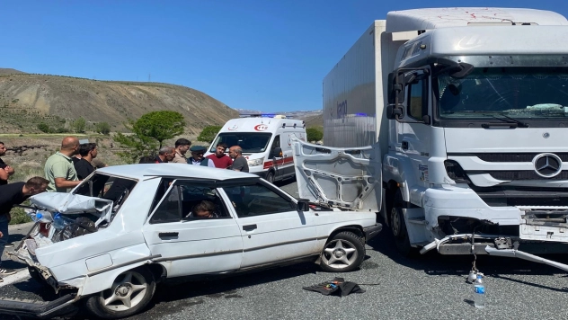 Tır ile otomobil çarpıştı, 2 kişi yaralandı