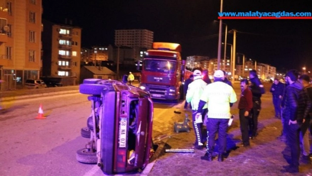 Tır ile otomobil çarpıştı: 5 yaralı