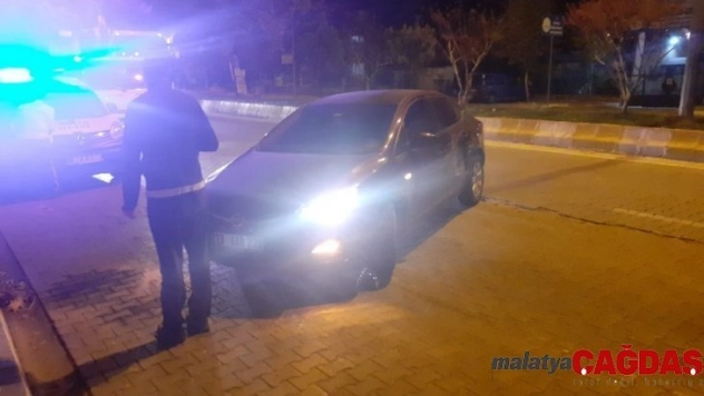 Tır ile otomobil çarpıştı