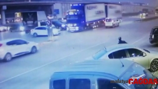 Tır ile otomobil kafa kafaya çarpıştı