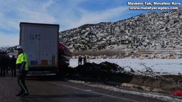 Tır kayarak yoldan çıktı