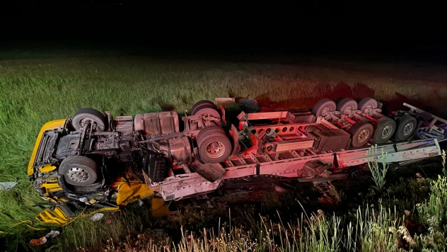 Tır Şarampole Devrildi, Sürücü Hayatını Kaybetti