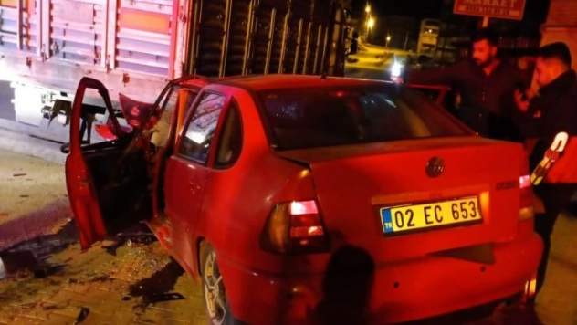 Tıra çarpan otomobil sürücüsü ağır yaralandı