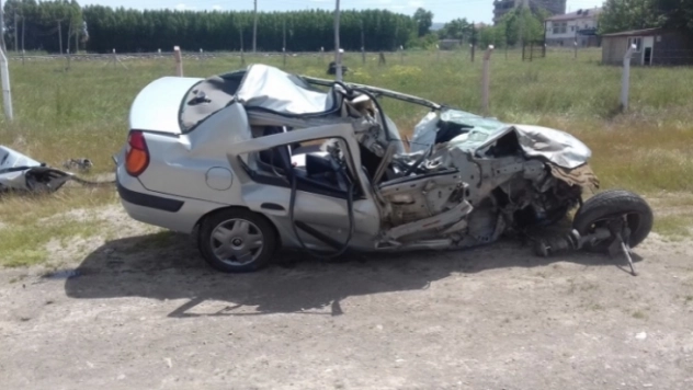 Tıra çarpan otomobilin sürücüsü ağır yaralandı