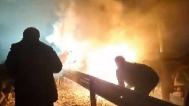 Tırda çıkan yangını söndürmek için elleriyle kar attılar