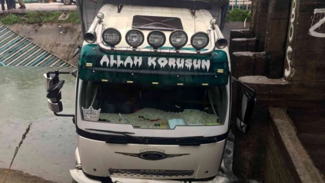 Tırda kurtarılmayı keyifle bekledi