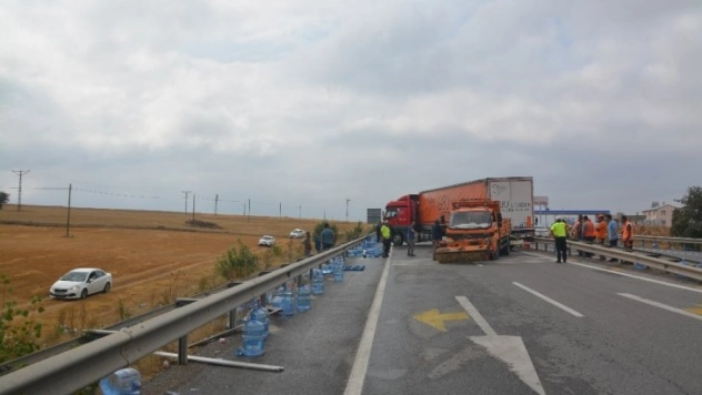 Tırdan yola dökülen su dolu damacanaları kendi araçlarına aldılar
