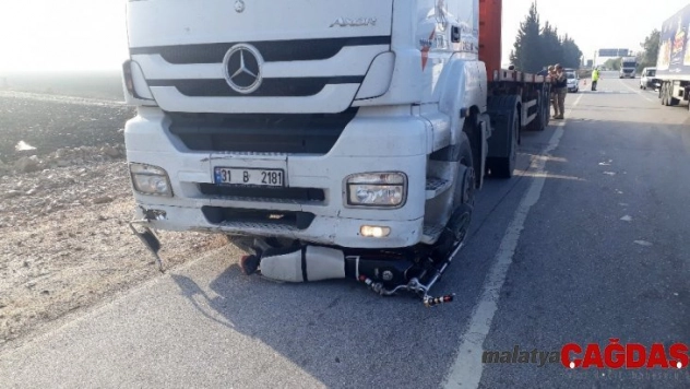 Tırın altında kalan motosiklet sürücüsü hayatını kaybetti
