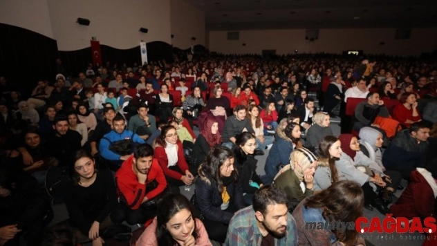 Tiyatro sevgisi salona sığmadı