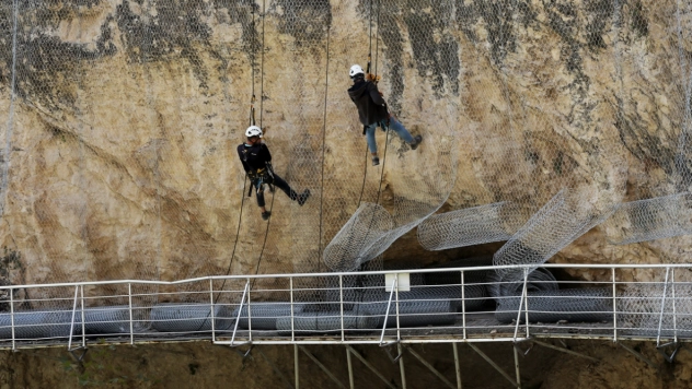 Tohma Kanyonu'nun yamaçlarına çelik ağ örülüyor