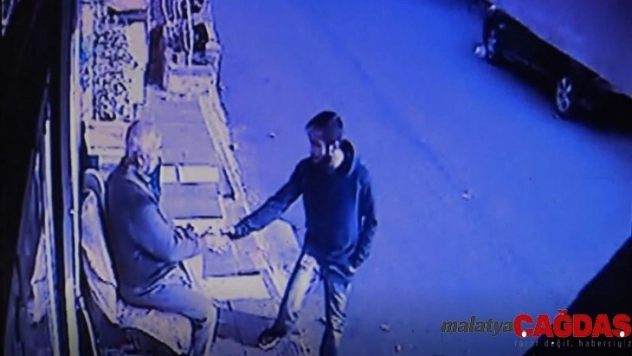 Tokalaşma bahanesiyle yaşlı adamın emekli maaşını alıp kaçtı