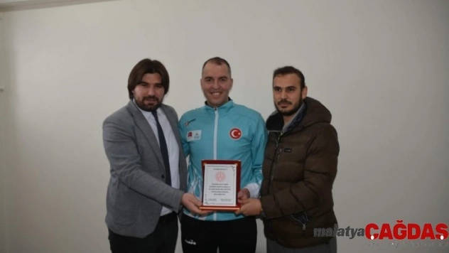 Tomarza Atatürk Ortaokulu Spor Odası'na Hasan Aksoyak ismi verildi